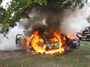 Hasiči likvidovali požár dvou aut na budějckém sídlišti Máj
