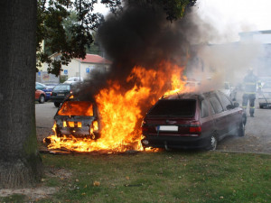 Hasiči likvidovali požár dvou aut na budějckém sídlišti Máj