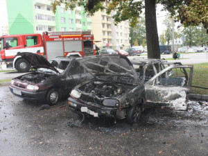 Hasiči likvidovali požár dvou aut na budějckém sídlišti Máj
