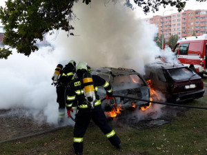Hasiči likvidovali požár dvou aut na budějckém sídlišti Máj