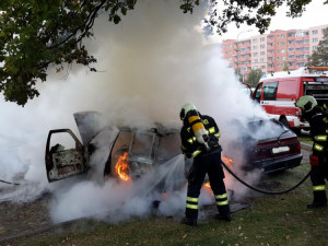 Hasiči likvidovali požár dvou aut na budějckém sídlišti Máj