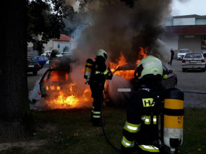 Hasiči likvidovali požár dvou aut na budějckém sídlišti Máj