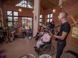 Hudební uskupení K.R.B na akci poctivě trénuje i s Pekařem.