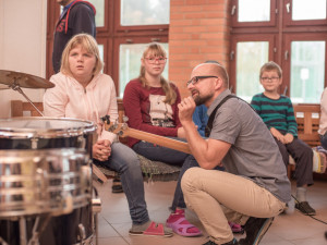 Hudební uskupení K.R.B na akci poctivě trénuje i s Pekařem.