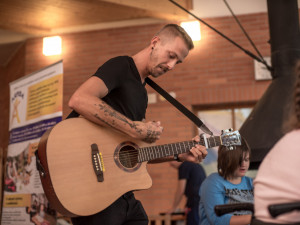 Hudební uskupení K.R.B na akci poctivě trénuje i s Pekařem.