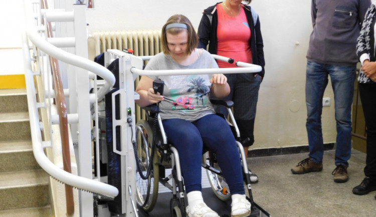 Katovická škola má novou bezbariérovou plošinu.