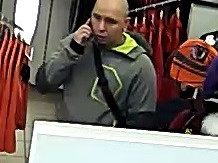 Muže zachytila kamera v obchodě. Mohl by pomoct k objasnění případu