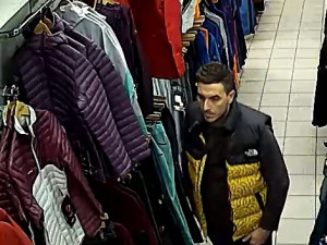 Muže zachytila kamera v obchodě. Mohl by pomoct k objasnění případu