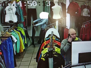 Muže zachytila kamera v obchodě. Mohl by pomoct k objasnění případu