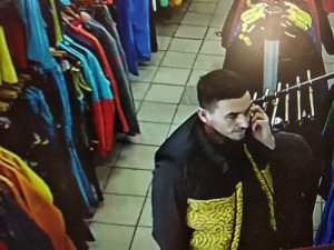 Muže zachytila kamera v obchodě. Mohl by pomoct k objasnění případu