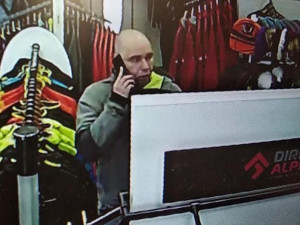 Muže zachytila kamera v obchodě. Mohl by pomoct k objasnění případu