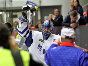 Sympatické gesto předvedli po zápase domácí fanoušci, když zdravili gólmana Havířova, Jihočecha Ondřeje Bláhu