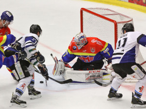 Situace těsně před jedinou trefou hostů. Gřeš vrací kotouč před Strmeně a Pořízek se trefuje