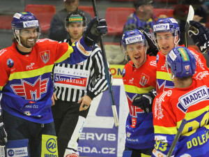 Do listiny střelců se zapsal také obránce Pavel Pýcha (třetí zprava)