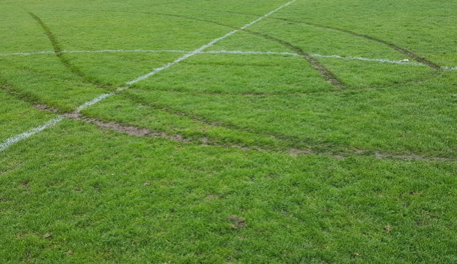 Vandal se vyřádil na hřišti v Rudolfově. Trávník zničil autem, natočila ho ale kamera