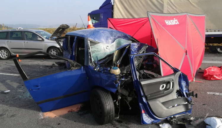 Tragická nehoda uzavřela silnici mezi Táborem a Milevskem. Řidička nepřežila střet s kamionem