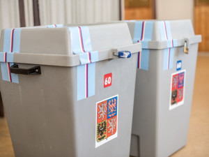 Druhé kolo senátních voleb vede Ladislav Faktor
