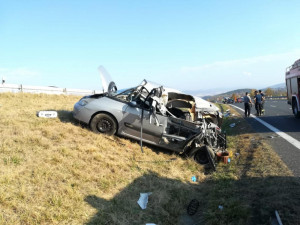 Za Pískem došlo k vážné dopravní nehodě. Silnice na Prahu je uzavřená