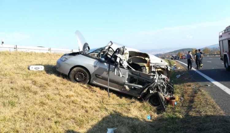 Za Pískem došlo k vážné dopravní nehodě. Silnice na Prahu je uzavřená