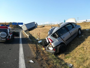 Za Pískem došlo k vážné dopravní nehodě. Silnice na Prahu je uzavřená