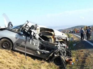 Za Pískem došlo k vážné dopravní nehodě. Silnice na Prahu je uzavřená
