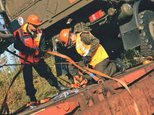 Zajištění techniky pomocí upevňovacích popruhů.