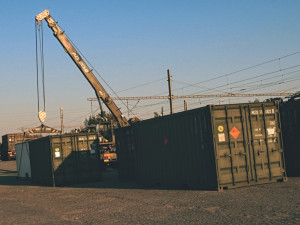 Po železnici budou přepraveny i kontejnery s uloženým materiálem.