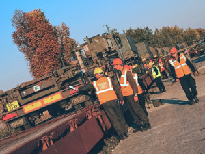 fotoo1Příprava techniky na strakonickém nádraží před železničním převozem.