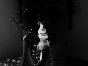 Obyčejné ženy jsou nejkrásnější. Nahá dívka u motorky je jen prodávání masa, říká mladý fotograf