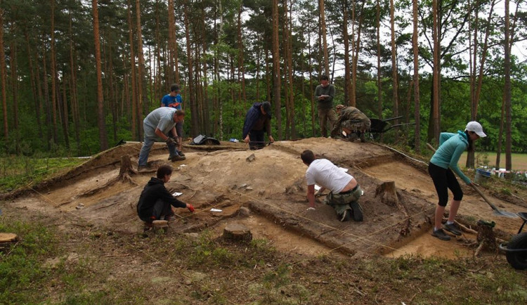 Archeologové našli u Starých Hodějovic ostatky domu z 12. století
