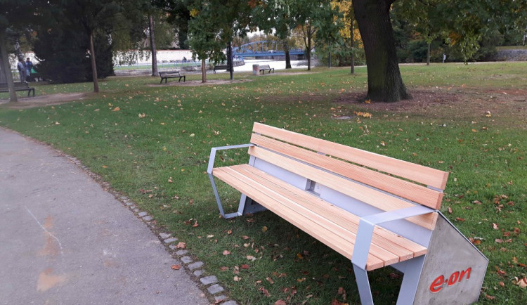 Vzteksi vybíjel na chytré lavičce. Dvacetiletý mladík  dostal za své chování pokutu
