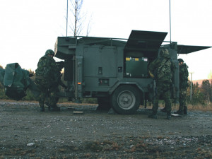Čeští vojáci na cvičení Trident Juncture 2018 v Norsku. Na snímku strakoničtí vojáci rozvinují průzkumné radiolokační čidlo ReVISOR