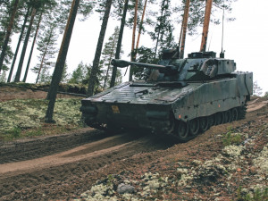 Francouzští vojáci během výcviku v řízení pásových vozidel.