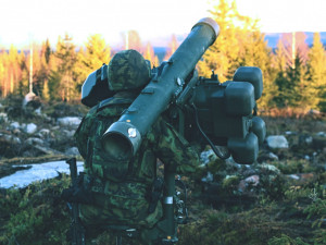 Čeští vojáci na cvičení Trident Juncture 2018 v Norsku. Na snímku je zachyceno družstvo, vyzbrojené protiletadlovým raketovým kompletem RBS-70, v palebném postavení.