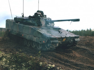 Francouzští vojáci během výcviku v řízení pásových vozidel.