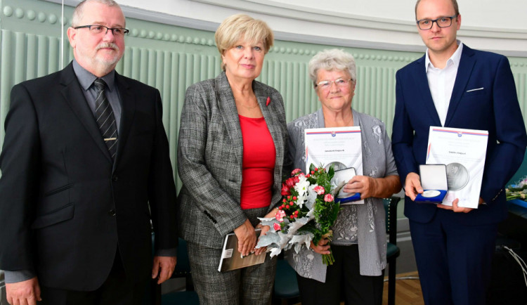 Plakety předala hejtmanka Jihočeského kraje Ivana Stráská