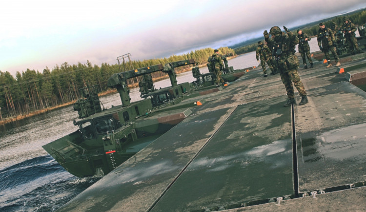 Němečtí ženisté nacvičovali výstavbu pontonového mostu.