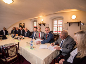 Podpis koaliční smlouvy.