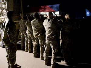 S Procházkou se už před odletem z Afghánistánu na bagrámském letišti rozloučili jeho kolegové.