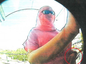 Zahalená osoba by mohla pomoct českokrumlovským policistům objasnit případ