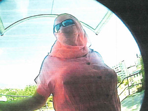 Zahalená osoba by mohla pomoct českokrumlovským policistům objasnit případ