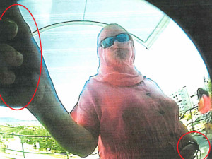 Zahalená osoba by mohla pomoct českokrumlovským policistům objasnit případ