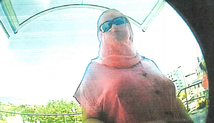 Zahalená osoba by mohla pomoct českokrumlovským policistům objasnit případ