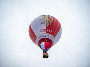 VIDEO: Unikátní balon k oslavám republiky se proletěl nad městem. V neděli se vydá do Prahy