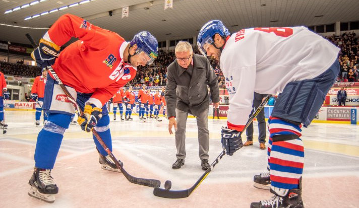 Slavnostní buly vhodil Luděk Bukač.