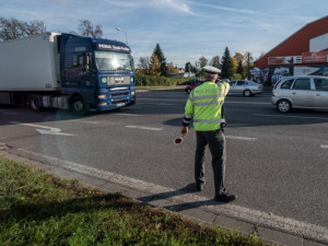 Sedm "dvanáctek" nestačilo vyprchat. Řidič kamionu nadýchal více než promile