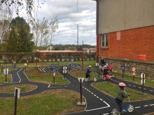 V Horní Stropnici mají děti nové dopravní hřiště. Umí vyrobit i mlhu