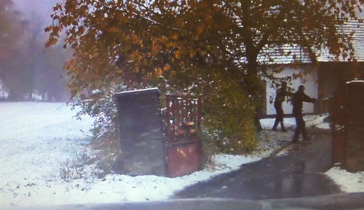 Ujíždějícího řidiče nezastavil ani policejní zátaras