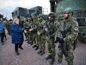 Norská politička Erna Solbergová popřála vojákům mnoho úspěchů. Autor: Radek Kulhánek