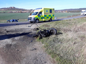 Tragickou nehodu u Zlivice na Písecku nepřežili dva lidé. Další tři jsou těžce zraněni